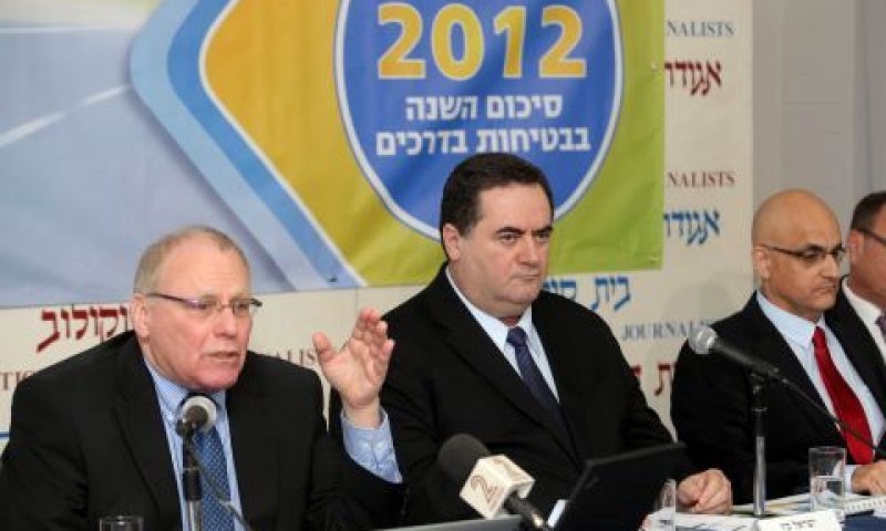 מימין לשמאל: המנכ"ל עושי יצחקי, השר ישראל כ"ץ וד"ר יעקב שיינין [צילום: ששון תירם]