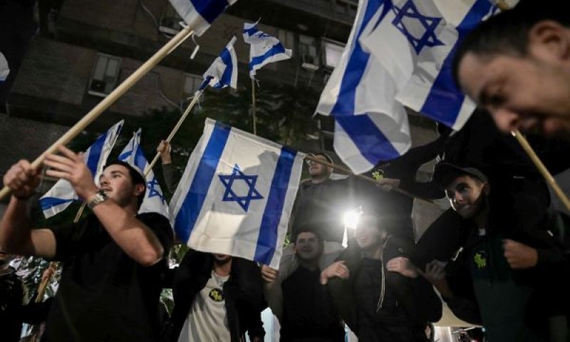 הפגנת דתיים לאומיים מול ביתה סל גלי מיארה [צילום: תומר נויברג/פלאש 90]