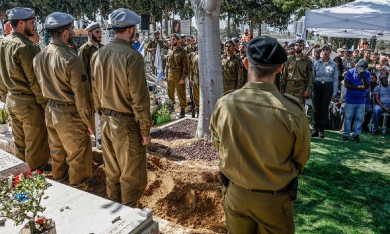 הלווייתו של סמל שחר מנואב [צילום: צפריר אביוב/פלאש 90]