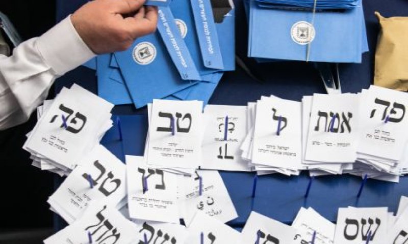 ספירת קולות האמת [צילום: אוליבר פיטוסי/פלאש 90]
