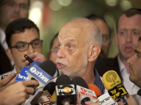 ד"ר יעקב נפרסטק מוסר עדכון רפואי [צילום: פלאש 90]