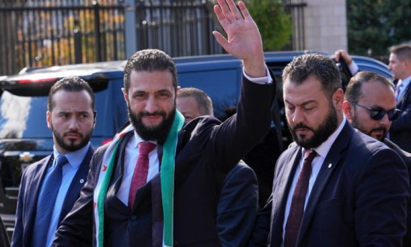 א-שרע בחודש שעבר מחוץ לבית הלבן [צילום: ז'קלין מרטין/AP]