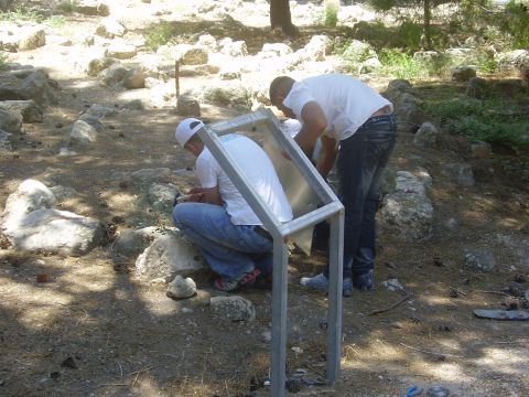השלט שנעקר ממקומו [עומר כרמון]