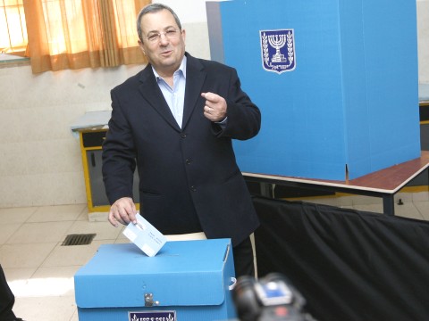 יו"ר העבודה, אהוד ברק, משלשל את המעטפה לקלפי [צילום: פלאש 90]