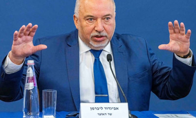 ליברמן. נסייע לנפגעים [צילום: אוליביה פיטוסי/פלאש 90]