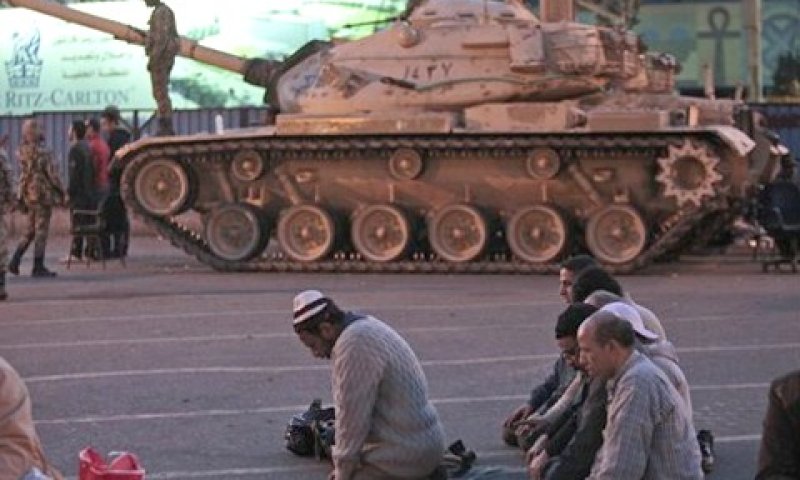 טנק מצרי ברחובות קהיר [צילום: AP]