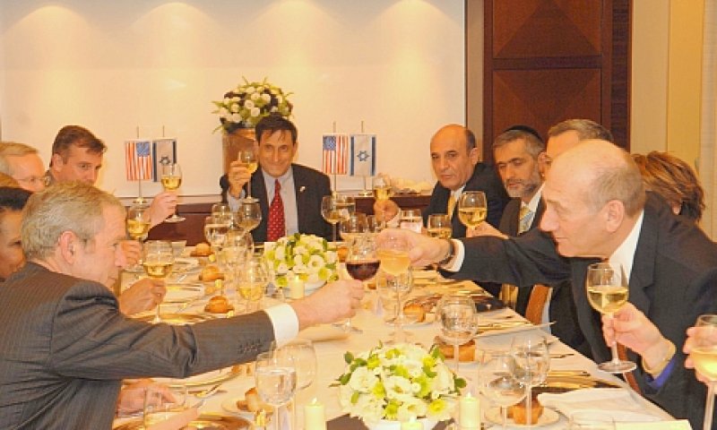 בוש והשרים. הסעודה האחרונה לפני הנסיעה [צילום: לע"מ]