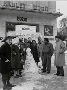איש שלג מול קולנוע מוגרבי בת"א [צילום: דוד אלדן/לע"מ]