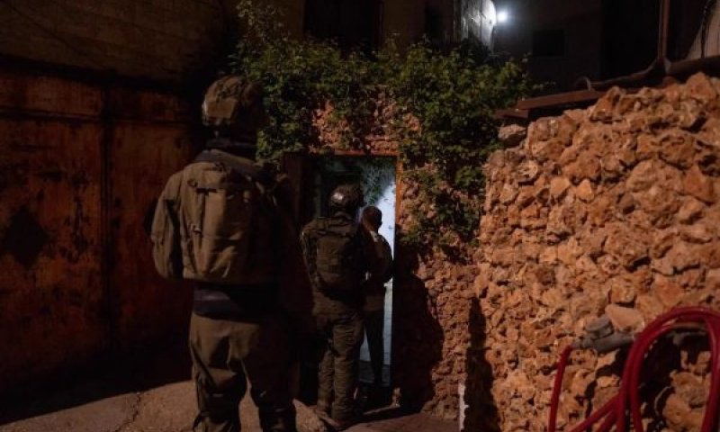 כוחות צה"ל הגיעו לביתו של המבוקש [צילום: דו"צ]