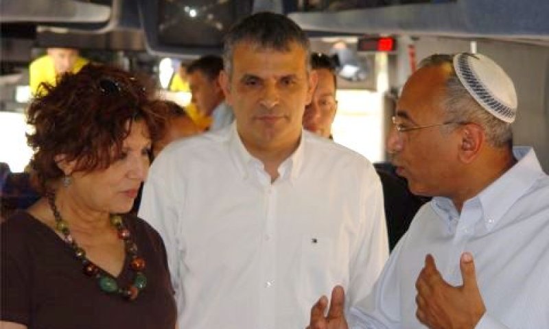 ראש עיריית קריית גת אבירם דהרי, מנכ"ל האוניברסיטה העברית בילי שפירא ושר התקשורת משה כחלון [צילום: אבי, קריית גת]