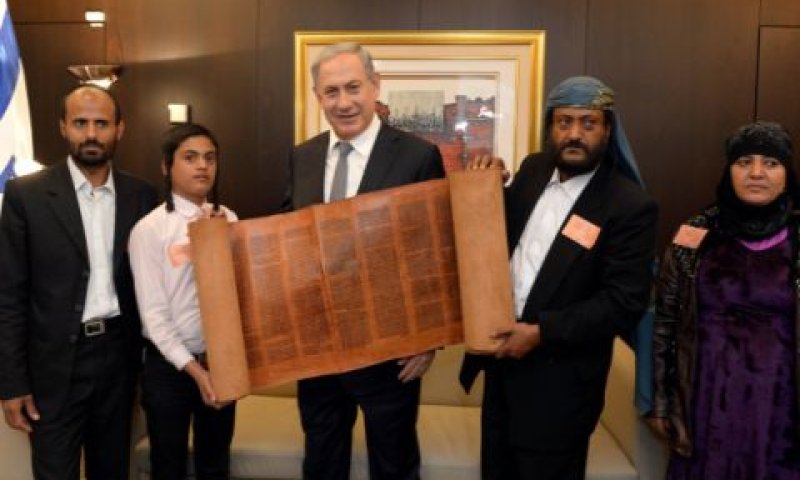 ספר התורה אצל ראש הממשלה [צילום: חיים צח/לע"מ]
