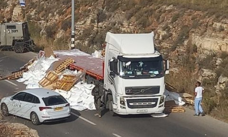 חסימה בצומת אביתר של משאית בדרכה לרצועת עזה