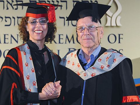 מקבל את התואר מידי נשיאת האוניברסיטה