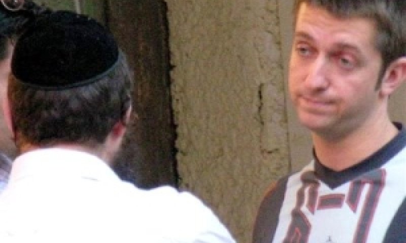 אדם שוב. תגובה הולמת [צילום: בוצ&acute;צ&acute;ו]