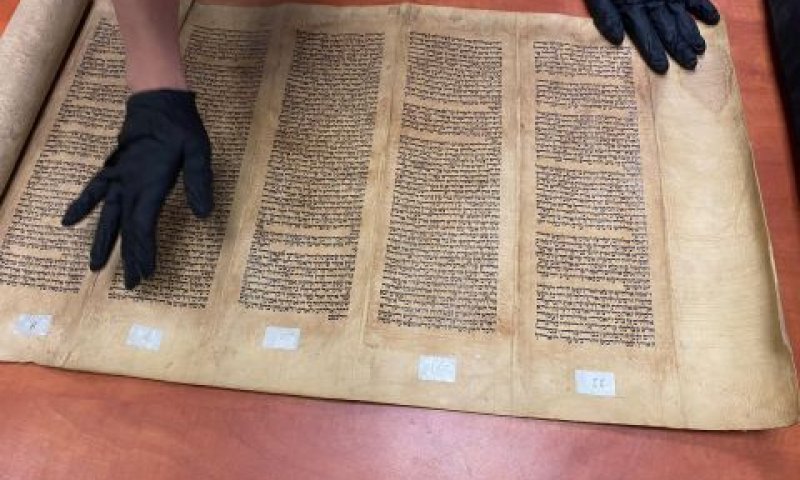 ספר התורה מבגדד [צילום: דוברות המשטרה]