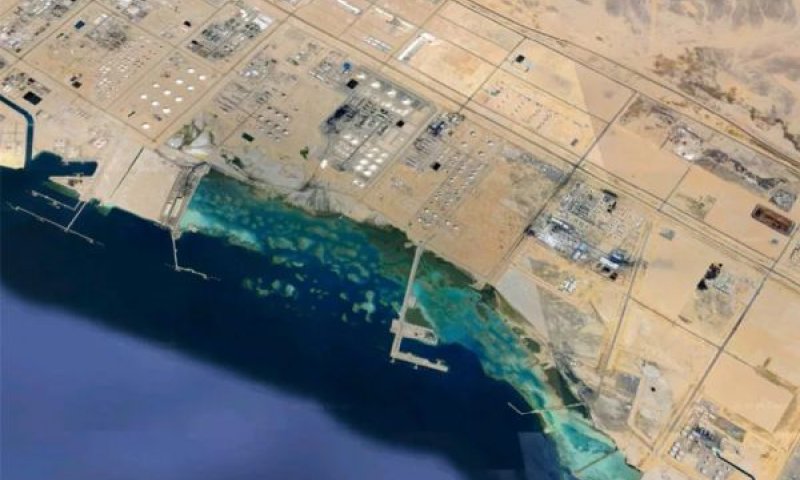 נמל ינבוע. 7 מיליון חביות ביום [צילום: Google Earth/Maxar Technologies.]