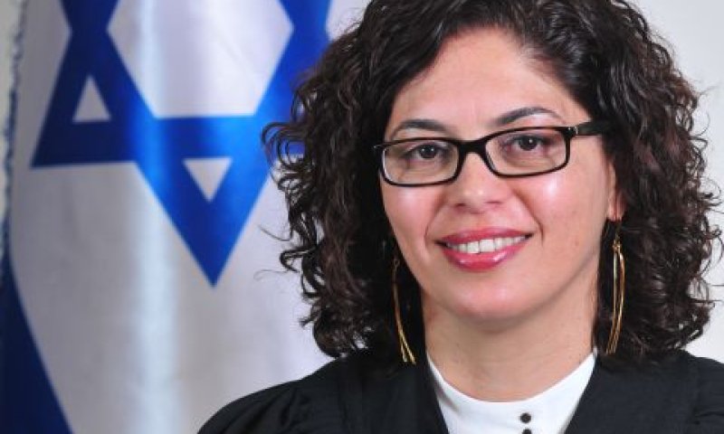 נחמיאס. הייתה צריכה לברר בדיסקרטיות