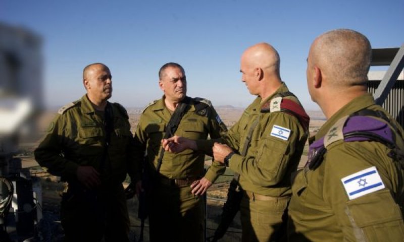 רא"ל אייל זמיר בהערכת מצב ליד הגבול [צילום: דובר צה''ל]
