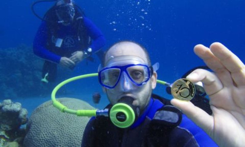 מימין: אביב כץ מנכ"ל החברה הישראלית למדליות ולמטבעות. משמאל: גולן רידר ממלא מקום מנהל שמורת האלמוגים רשות הטבע והגנים [צילום: עמרי יוסף עומסי, רשות הטבע והגנים]
