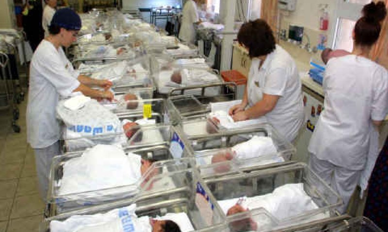 מתן שם לילד. כבר לא זכות הורית בלבד [צילום: פלאש 90]