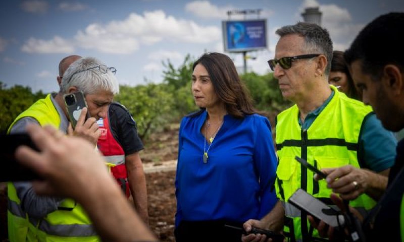 הטיל פגע &ndash; והמטוסים המשיכו לטוס [צילום: חיים גולדברג/פלאש 90]