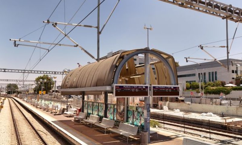 נזקי טיל אירני בתחנת הרכבת ברחובות [צילום: רכבת ישראל]