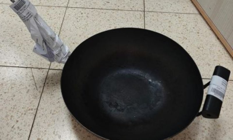 המחבת ששימשה לתקיפה [צילום: דוברות המשטרה]