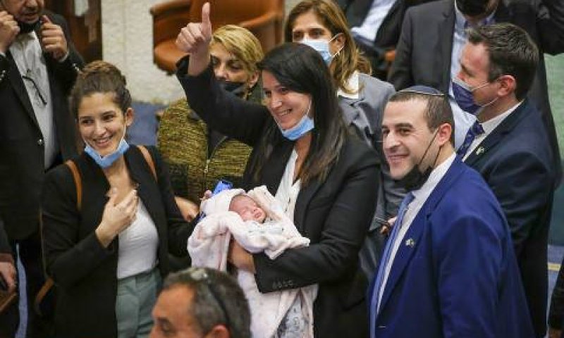 ח"כים מהקואליציה סביב פינטו-קדוש ובתה [צילום: נועם מושקוביץ/דוברות הכנסת]