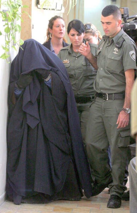 האם מובלת לבית המשפט [צילום: פלאש 90]