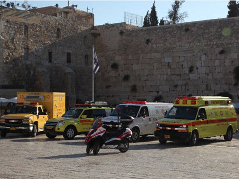 חלק מרכבי ההצלה הייחודיים של מד"א ברחבת הכותל בירושלים [צילום: אסי דבילנסקי דוברות מד"א]