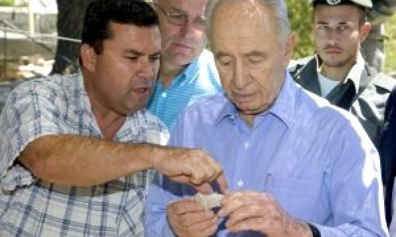 פרופ' עודד ליפשיץ (משמאל) ופרופ' מנפרד אומינג (במרכז) מציגים לנשיא המדינה, שמעון פרס, ידית של קנקן אגירה מימיו של חזקיהו מלך יהודה, ועליה טביעת חותם 'למלך' (במשמעות - 'שייך למלך') [צילום: פבל שארגו, המכון לארכיאולוגיה, אוניברסיטת ת"א]