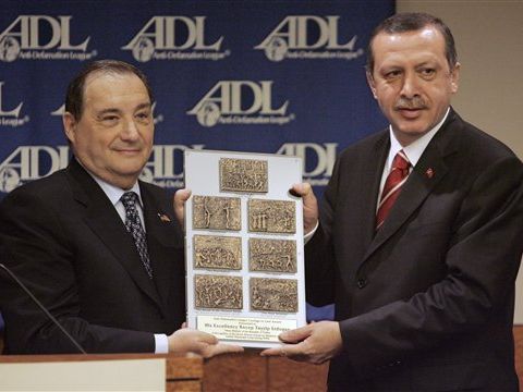 ארדואן מקבל עיטורי כבוד [AP]