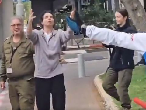 עופר קלדרון לחבריו: "אני אוהב אתכם" [צילום: מסך]