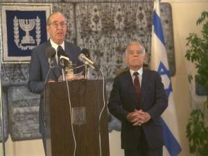 [הנשיא הרצוג מטיל מלאכת הרכבת הממשלה על שמיר. צילום: סער יעקב, לע"מ]