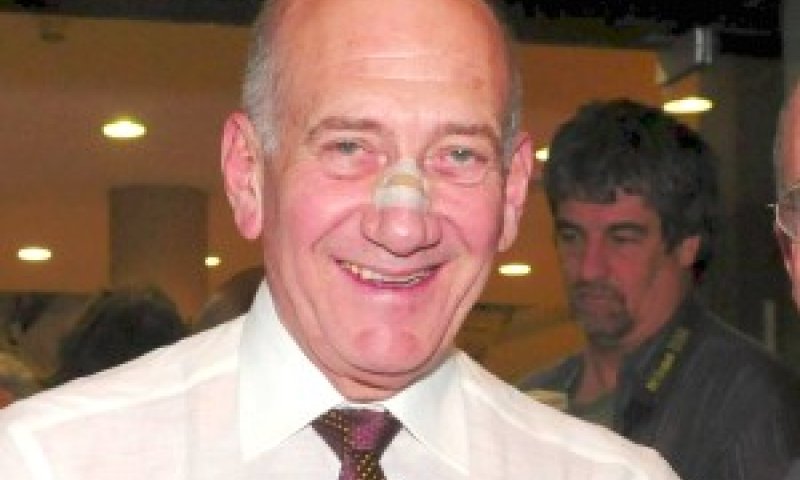 נהנה מתשומת הלב. אולמרט [צילום: כפיר סיון / ישראל סאן]