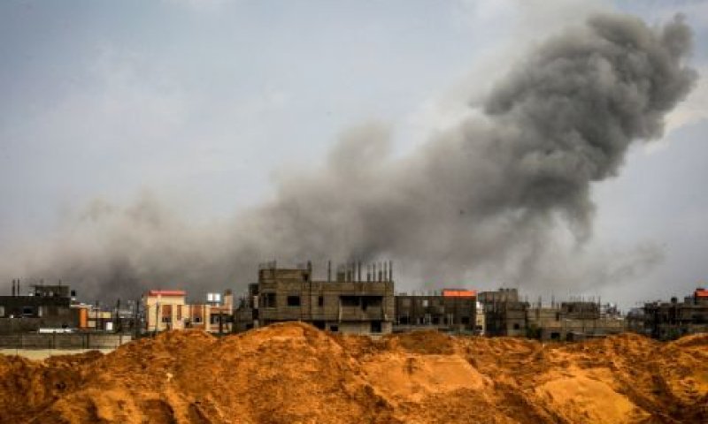 עשן מיתמר מח'אן יונס [צילום: עבד אל-רחים חטיב/פלאש 90]
