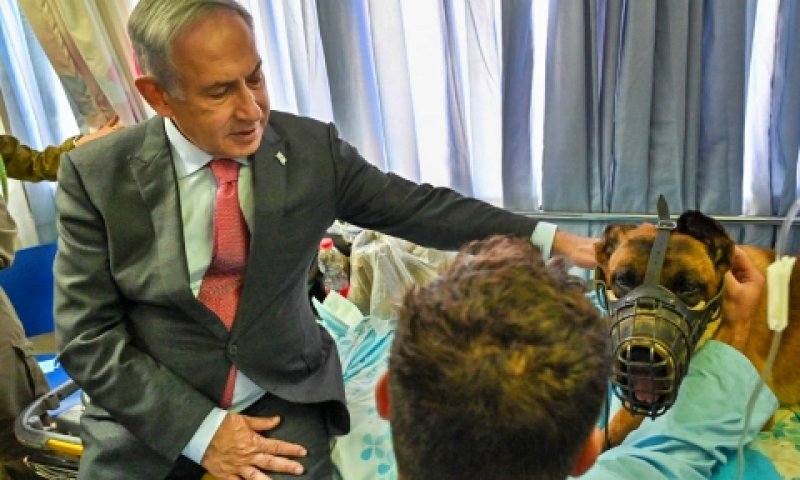 נתניהו ולוחם עוקץ, בבית החולים רמב"ם [צילום: קובי גדעון, לע"מ]