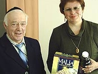 מחלקים מצות [צילום: חב"ד]