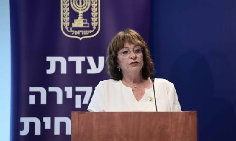 יו"ר הוועדה ורדה אלשיך ברקע סמל המדינה [צילום: תומר נויברג/פלאש 90]