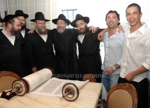 בספלוב (שני מימין) בריקוד חסידי [צילום: מאיר דהן, שטורעם.נט]