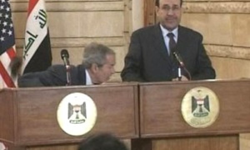 הנשיא מתחמק מהנעל [צילום ארכיון: AP]