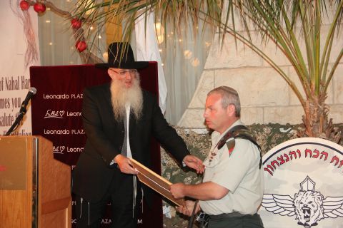 תעודת הוקרה למג"ד 97 [צילום: אהרון שטיינמץ/ארגון הנח"ל החרדי]
