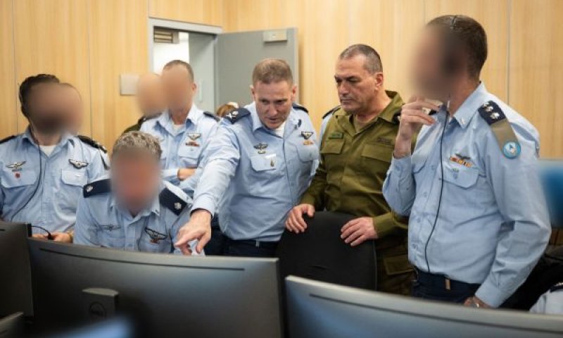 הרמטכ"ל ומפקד חיל האוויר, מפקדים מרחוק על המבצע [צילום: דו"צ]