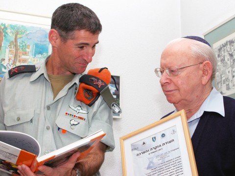 אלוף יאיר גולן וניצול השואה יעקב זילברשטיין [צילום: דו"צ]