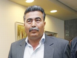 עמיר פרץ. הודיע למרות קשיי השפה
