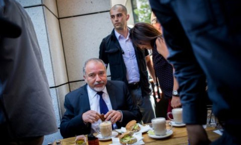 ליברמן סועד במתחם שרונה [צילום: מרים אלסטר/פלאש 90]