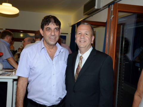 איתן גולדמן עם יצחק מקמל יו"ר ועד עובדי בנק איגוד [צילום: אביב חופי]