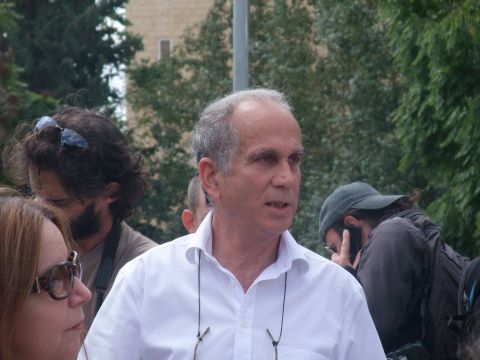 אדרת. "חותה הוא סל"