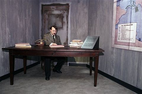 היטלר במוזיאון השעווה בברלין [AP]