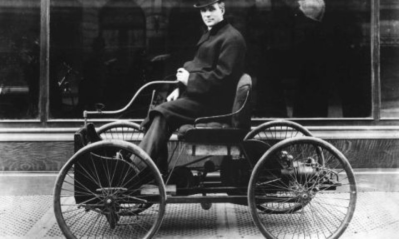 הנרי פורד במכוניתו הראשונה ה- Quadricycle מ-1896 [צילום: אימג'בנק/מראות אימג']